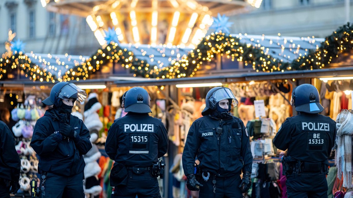 Polizisten am Rande einer rechtsextremen Demonstration am Weihnachtsmarkt am Humboldt Forum. Polizisten am Rande einer rechtsextremen Demonstration am Weihnachtsmarkt am Humboldt Forum.