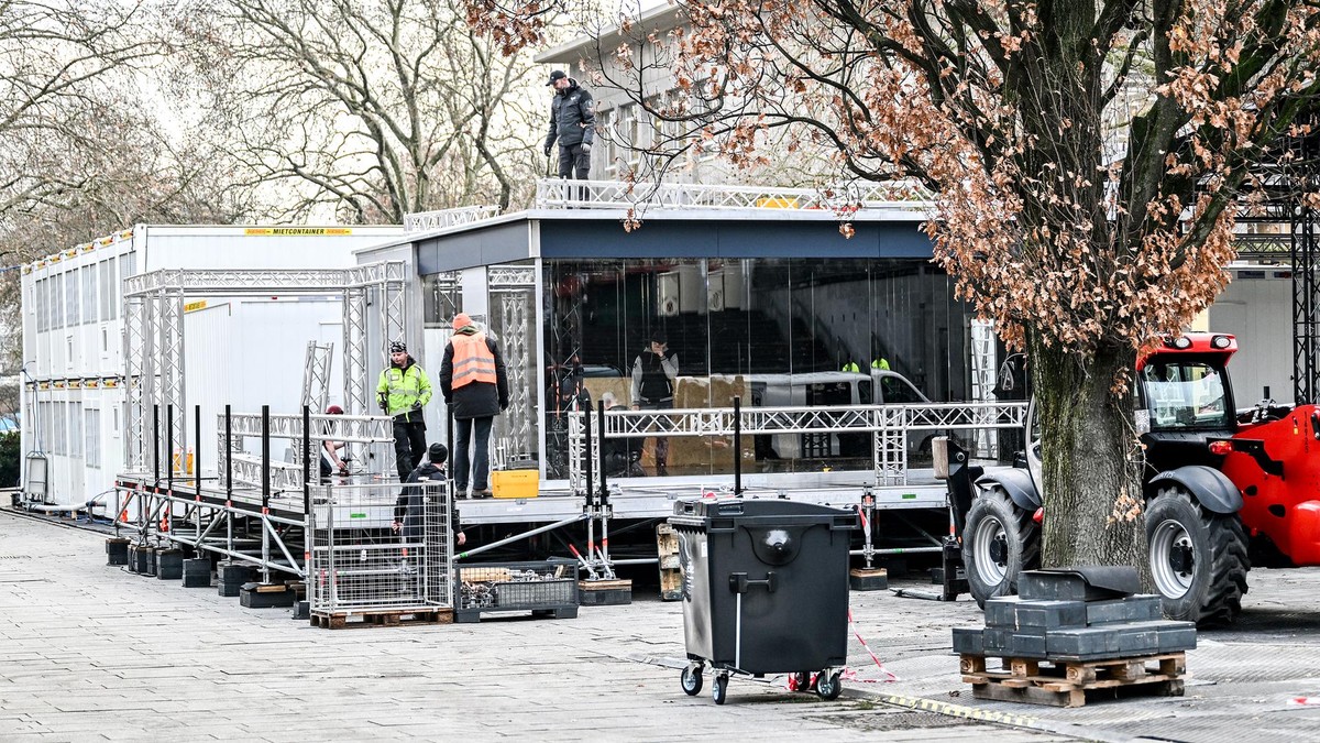 Das Glashaus für das WDR2-Weihnachtswunder auf dem Burgplatz in Essen im Aufbau. Das Glashaus für das WDR2-Weihnachtswunder auf dem Burgplatz in Essen im Aufbau.