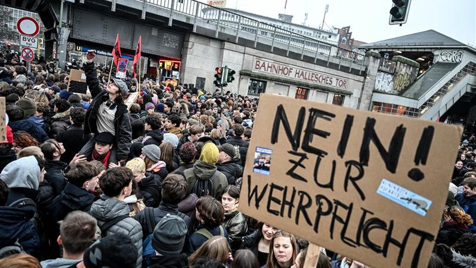Tausende bei Schüler-Demo gegen Wehrdienst-Pläne