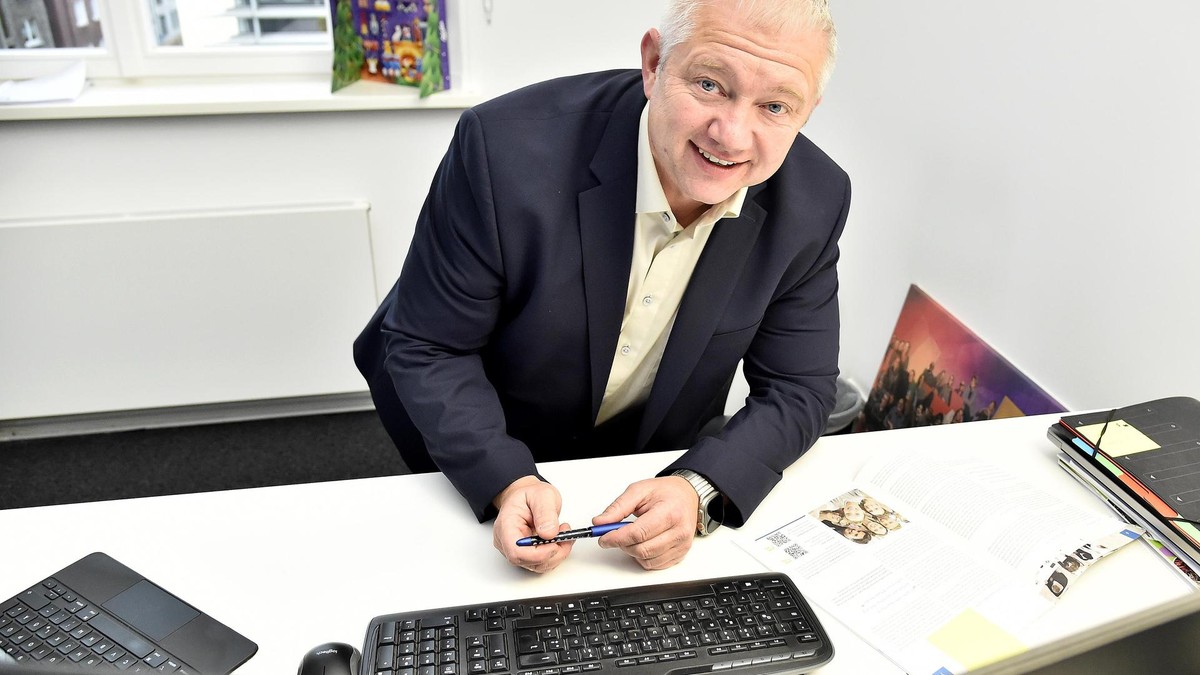 neuer Bürgermeister steht für Interviews und Portrait-Aufnahmen zur Verfügung in Witten