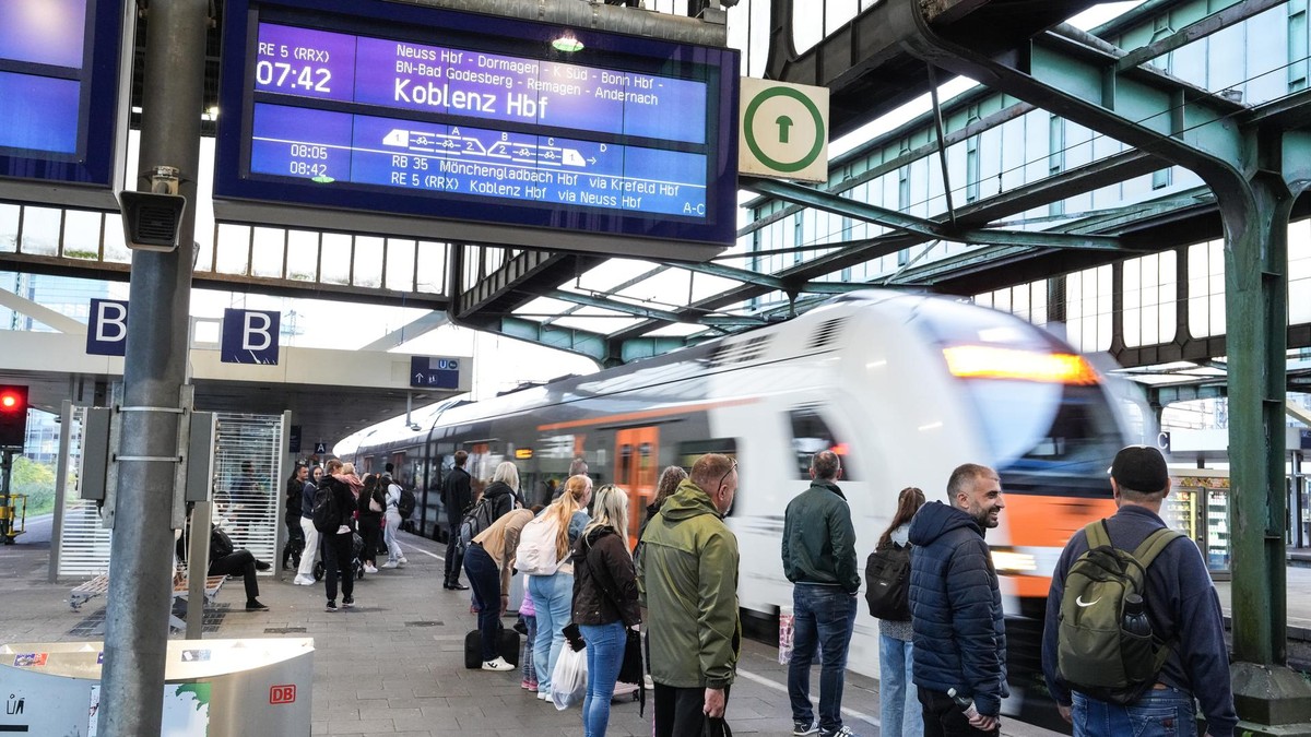 Auch mehrere RRX-Linien sind zwischen Essen und Düsseldorf von der Streckensperrung im Kreuz Kaiserberg im Januar und Februar 2026 betroffen. 