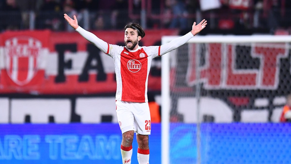 Eigentlich ist er eine Bank, aber gegen Stuttgart leistete sich Jose-Enrique Rios Alonso einen dicken Bock. Eigentlich ist er eine Bank, aber gegen Stuttgart leistete sich Jose-Enrique Rios Alonso einen dicken Bock.