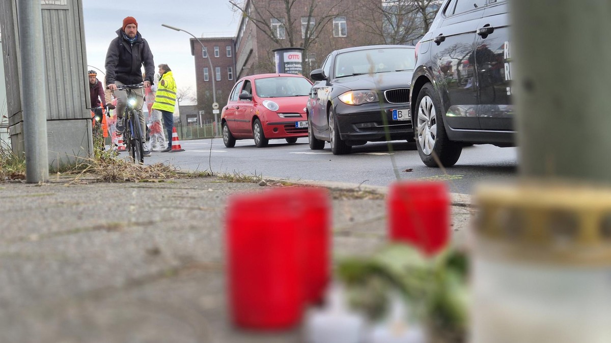 An dieser Stelle wurde ein 60 Jahre alter Radfahrer von einem abbiegenden Lkw erfasst und getötet. Aktivisten fordern nun einen Fahrradweg. An dieser Stelle in der Oberlandstraße in Berlin-Tempelhof wurde ein 60 Jahre alter Radfahrer von einem abbiegenden LKW erfasst und getötet. Aktivisten fordern nun einen Fahrradweg.