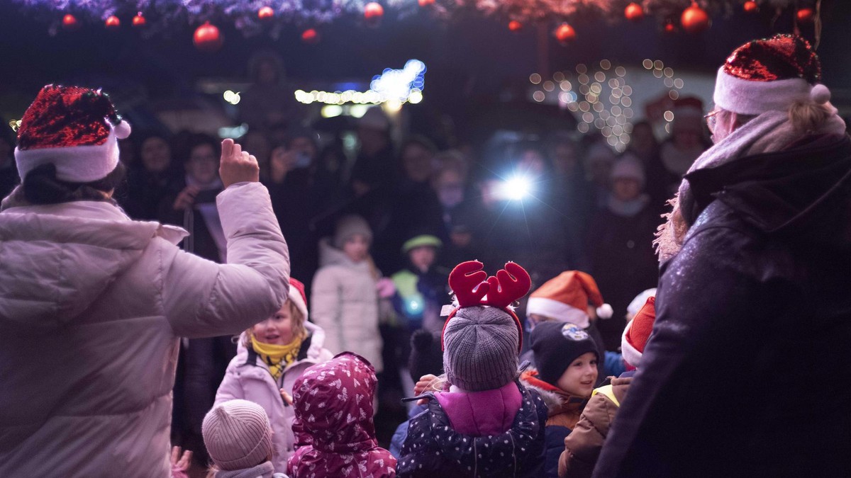 Kindergartenkinder bei ihrem Auftritt: Auf der Sportanlage des TuS Stockum in Witten fand am Nikolaustag das 10. Weihnachtssingen statt.
Foto: Walter Fischer / FUNKE Foto Services 10. Weihnachtssingen am Samstag, dem 6. Dezember 2025 auf der Sportanlage des TuS Stockum in Witten,.