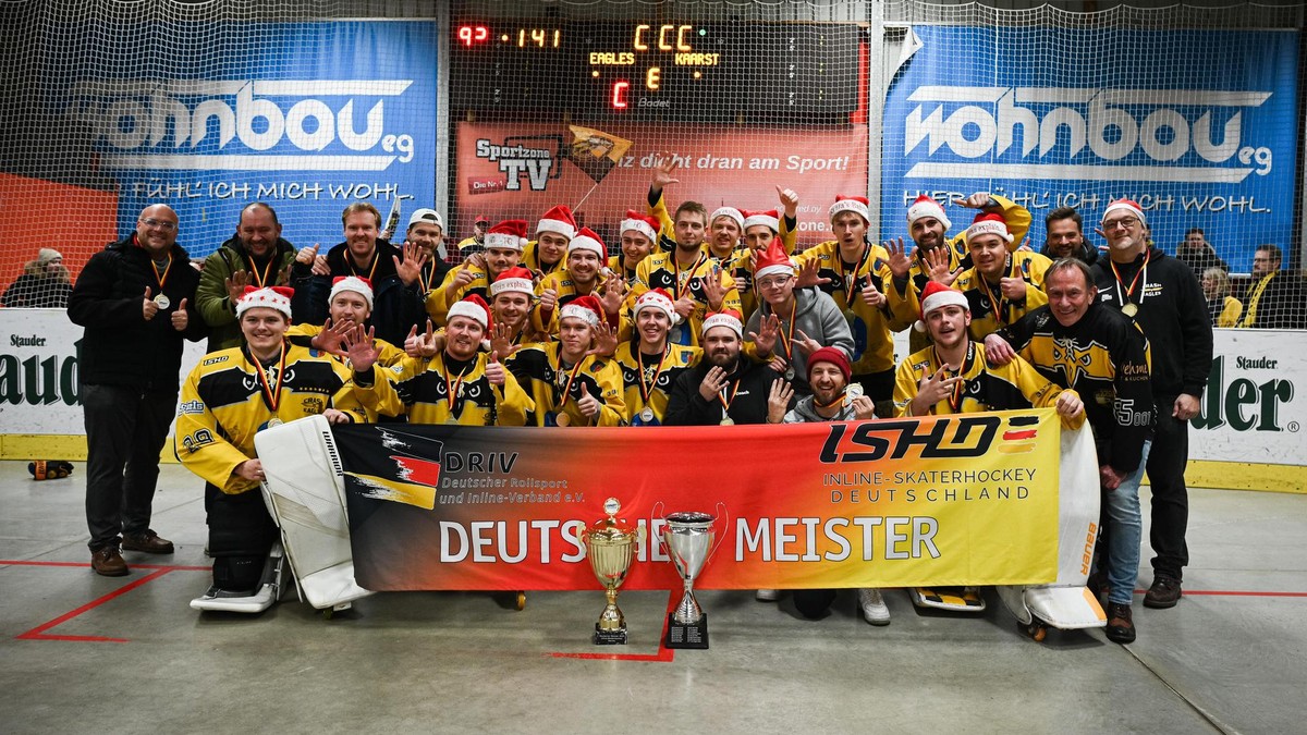 Die Mannschaft der Crash Eagles Kaarst feiert den Skaterhockey-Meistertitel nach dem irren entscheidenden Finalduell bei den Eagles Essen-West (11:10 nach Penaltyschießen). Skaterhockey, Eagles Essen-West - Crash Eagles Kaarst