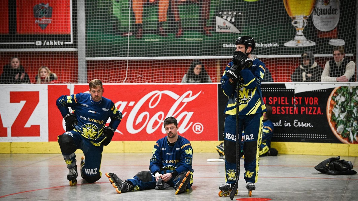 Am Boden: Andre Stemmer, Daniel Breves und Sebastian Bürgers (von links nach rechts) nach der Niederlage im irren entscheidenden Finalduell der Skaterhockey-Bundesliga gegen die Crash Eagles Kaarst. Skaterhockey, Eagles Essen-West - Crash Eagles Kaarst
