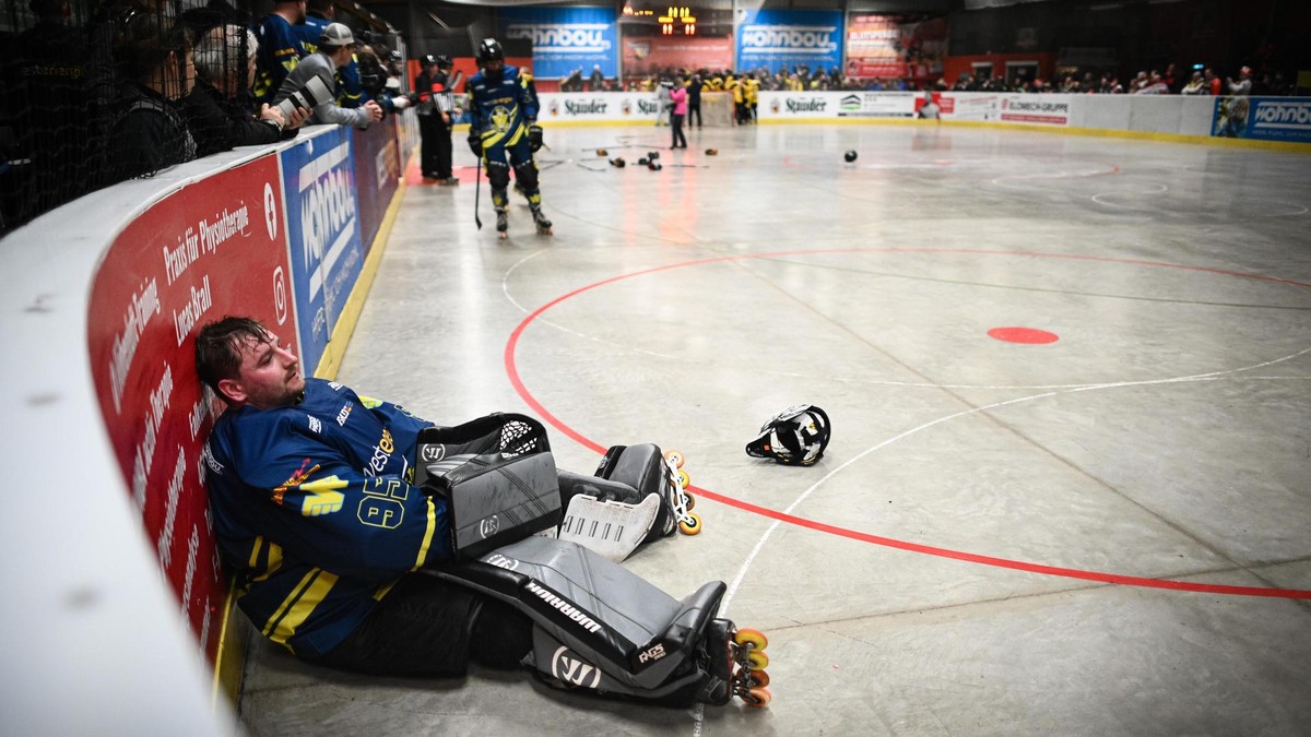Eagles Essen-West gegen Crash Eagles Kaarst. Die Crash Eagles Kaarst gewinnen das Finalduell nach Penaltyschießen. Skaterhockey, Eagles Essen-West - Crash Eagles Kaarst