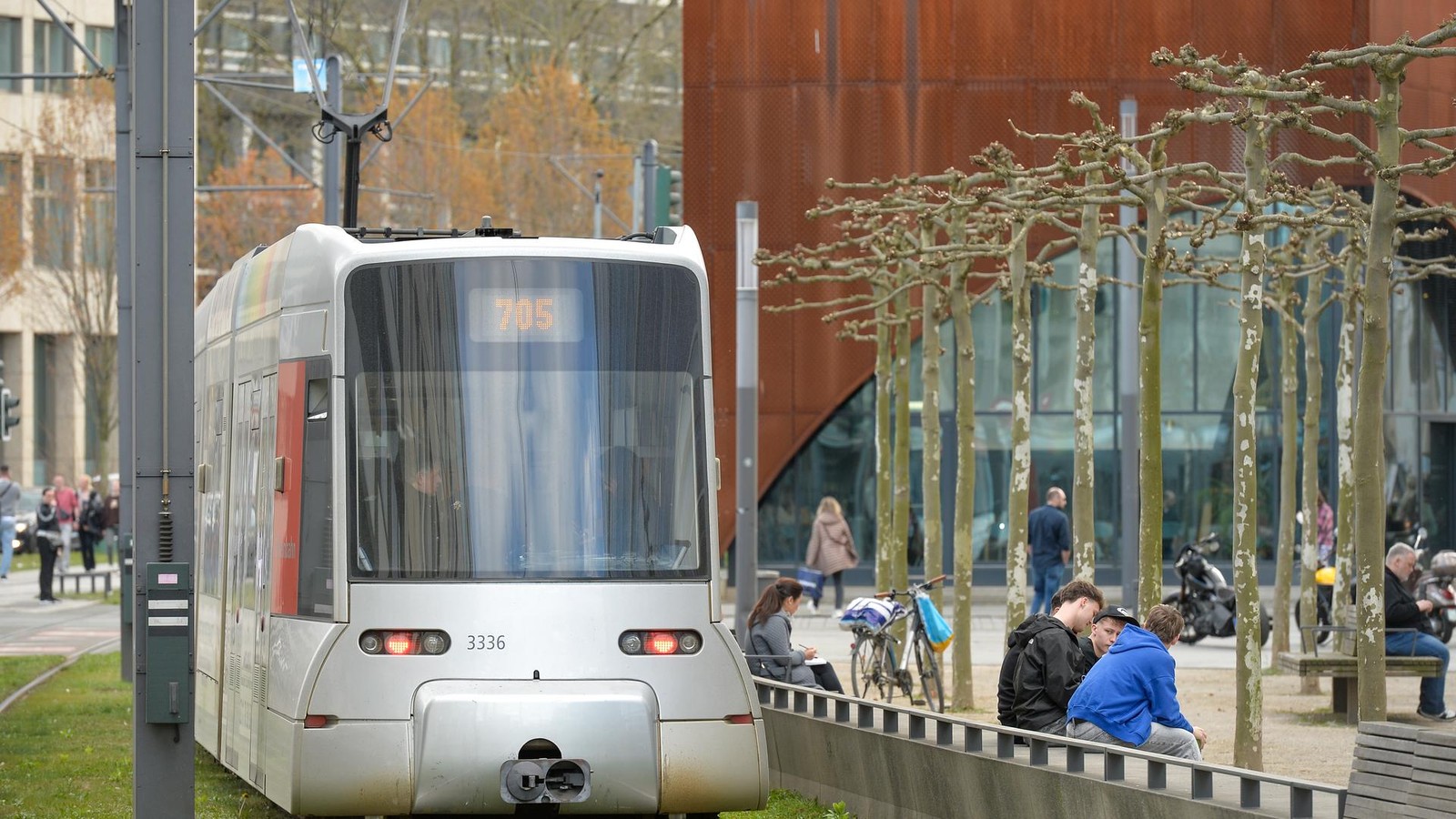 Auto kollidiert mit Straßenbahn – ein Schwerverletzter