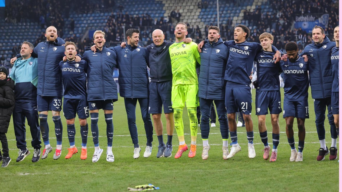 Die Bochumer um Trainer Uwe Rösler feierten mit den Fans vor der Ostkurve den 1:0-Sieg des VfL gegen Arminia Bielefeld. firo : 06.12.2025,
Fussball, Fußball, 2.Liga, 2.Bundesliga, Saison 2025/2026,
Vfl Bochum - DSC Arminia Bielefeld