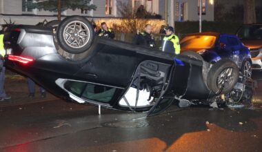 Auto überschlägt sich nach Unfall und bleibt auf dem Dach liegen
