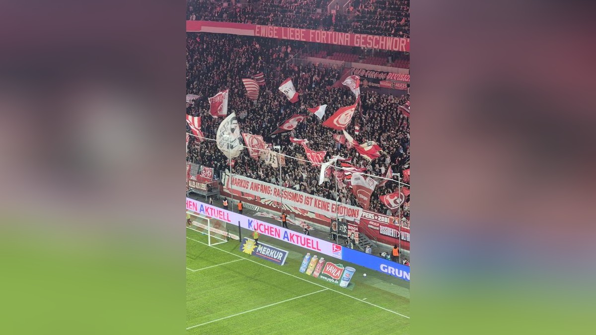 Am Rande der Partie zwischen Fortuna Düsseldorf und dem FC Schalke haben die Ultras Düsseldorf F95-Trainer Markus Anfang kritisiert. Hintergrund sind die Aussagen des Übungsleiters nach dem rassistischen Vorfall um Spieler Emmanuel Iyoha beim Auswärtsspiel in Dresden. Am Rande der Partie zwischen Fortuna Düsseldorf und dem FC Schalke haben die Ultras Düsseldorf F95-Trainer Markus Anfang kritisiert. Hintergrund sind die Aussagen des Übungsleiters nach dem rassistischen Vorfall um Spieler Emmanuel Iyoha beim Auswärtsspiel in Dresden.