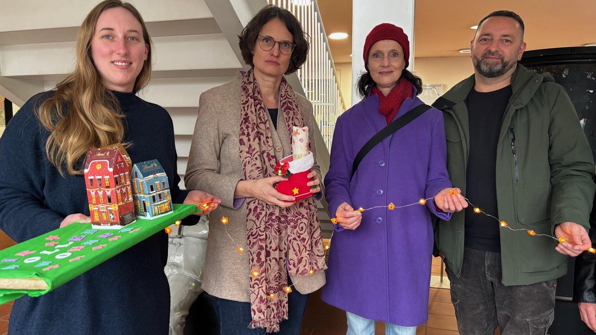 Friderike Nesselrode (2.v.l.) wurde von den Linken (v.l.) Julia Marmulla, Sigrid Lehmann und Matthias Poczatek „beschert“. Friderike Nesselrode (2.v.l.) wurde von den Linken (v.l.) Julia Marmulla, Sigrid Lehmann und Matthias Poczatek „beschert“.
