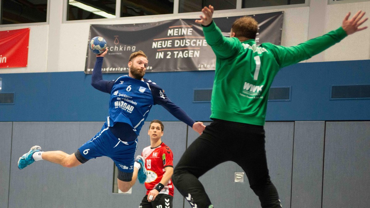 TVK-Kreisläufer Nils Deinert, hier bei einer schönen Flugeinlage, überwindet im Derby gerade Schwafheims Keeper Nils Ahlendorf.