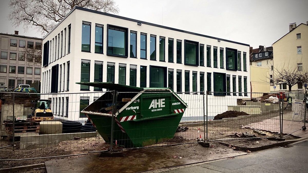 Neubau der Volksbank an der Wiesenstraße in Witten: Das Gebäude ist fast fertig. Allerdings müssen die Außenanlagen noch gemacht werden.
