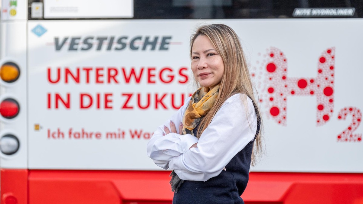 „Nun bist du eine von uns“: Sudarak Penz‘ Vertrag bei der Vestischen wurde unbefristet verlängert. „Nun bist du eine von uns“: Sudarak Penz‘ Vertrag bei der Vestischen wurde unbefristet verlängert.