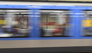 Rechtsextreme „Weihnachtsmänner“ schocken in U-Bahn mit Flyer-Aktion