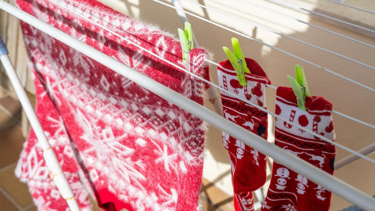Weihnachtspulli und Socken auf einem Wäscheständer