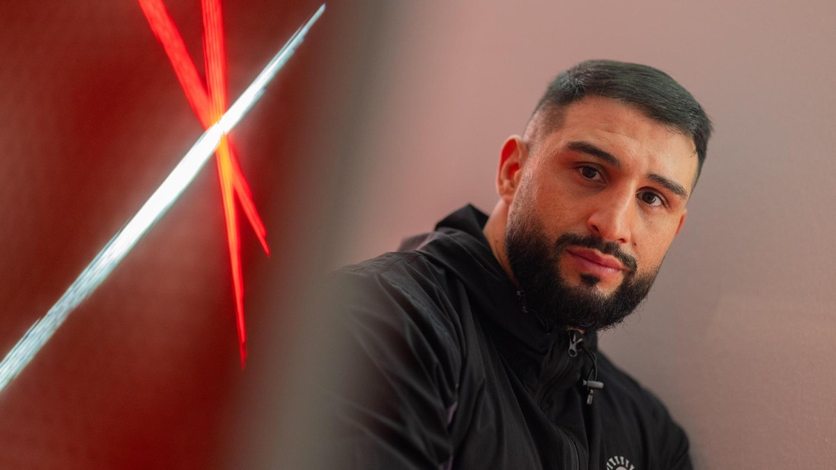 Schwergewichtsboxer Agit Kabayel im Gym beim Training