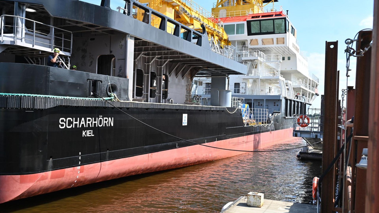 Neues Mehrzweckschiff des Bundes fährt zum Heimathafen Kiel
