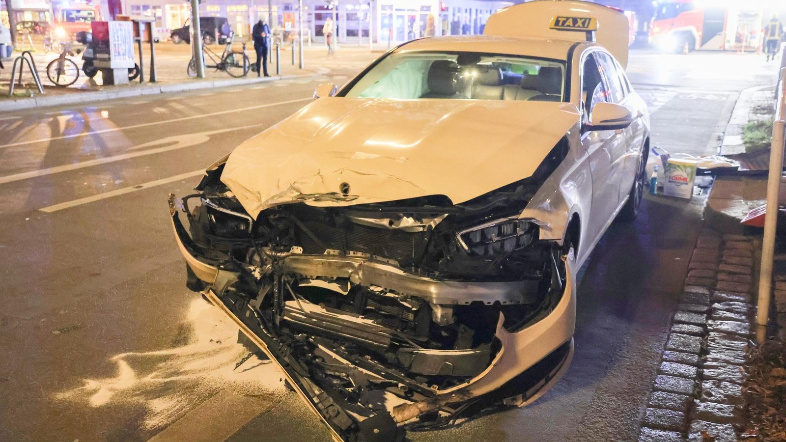Mehrere Verletzte nach Kreuzungscrash in Charlottenburg