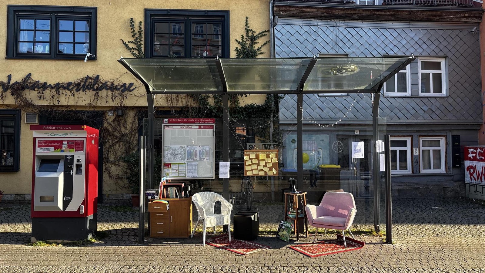 Junge Architekten verwandeln Erfurter Haltestelle in ein Wohnzimmer