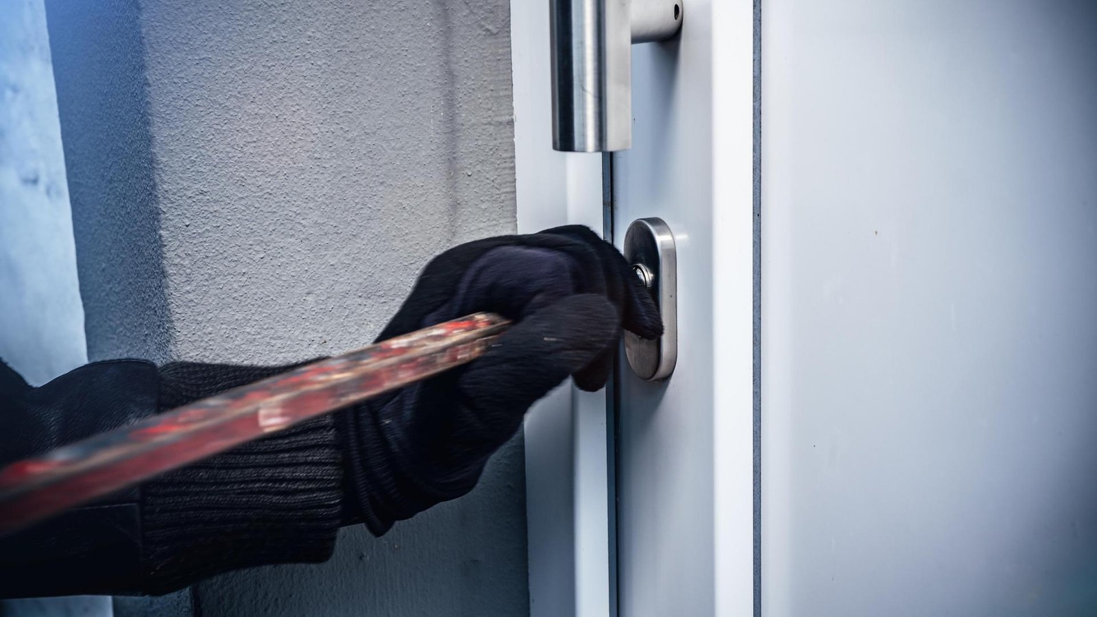 Nachbar überrascht Einbrecher an Mehrfamilienhaus