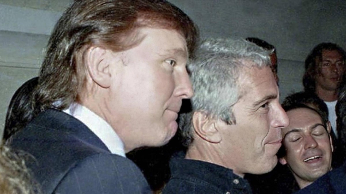 Ist offenbar viel häufiger Passagier in Epsteins Privatflugzeug gewesen als zunächst bekannt war: Donald Trump hier hinter seinem ehemaligen Freund. House Oversight Committee Releases Epstein Estate Photos