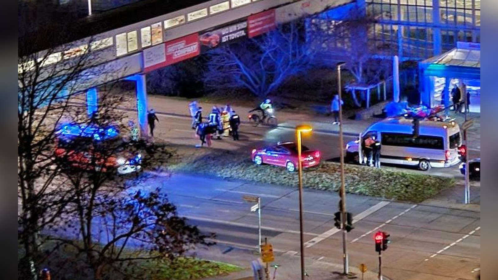 Auto fährt Fußgänger in Marzahn an – Passant wohl schwer verletzt