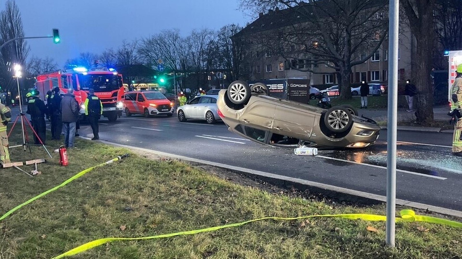 Auto überschlägt sich nach Kollision – Fahrer nur leicht verletzt
