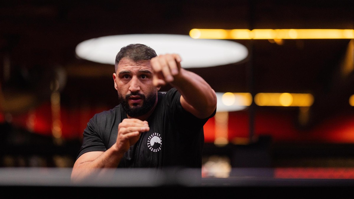 Schwergewichtsboxer Agit Kabayel im Gym beim Training
