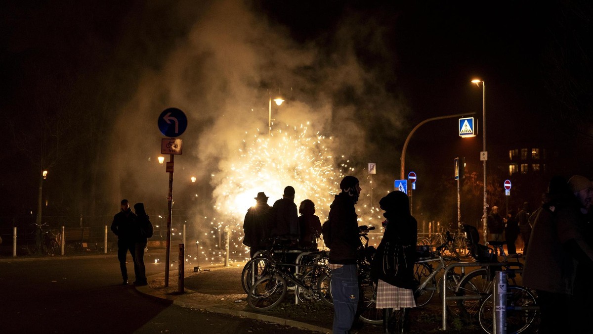In der Silvesternacht explodiert ein Feuerwerk auf einer Straße in Neukölln. (Archivbild) Silvester, Berlin 2024