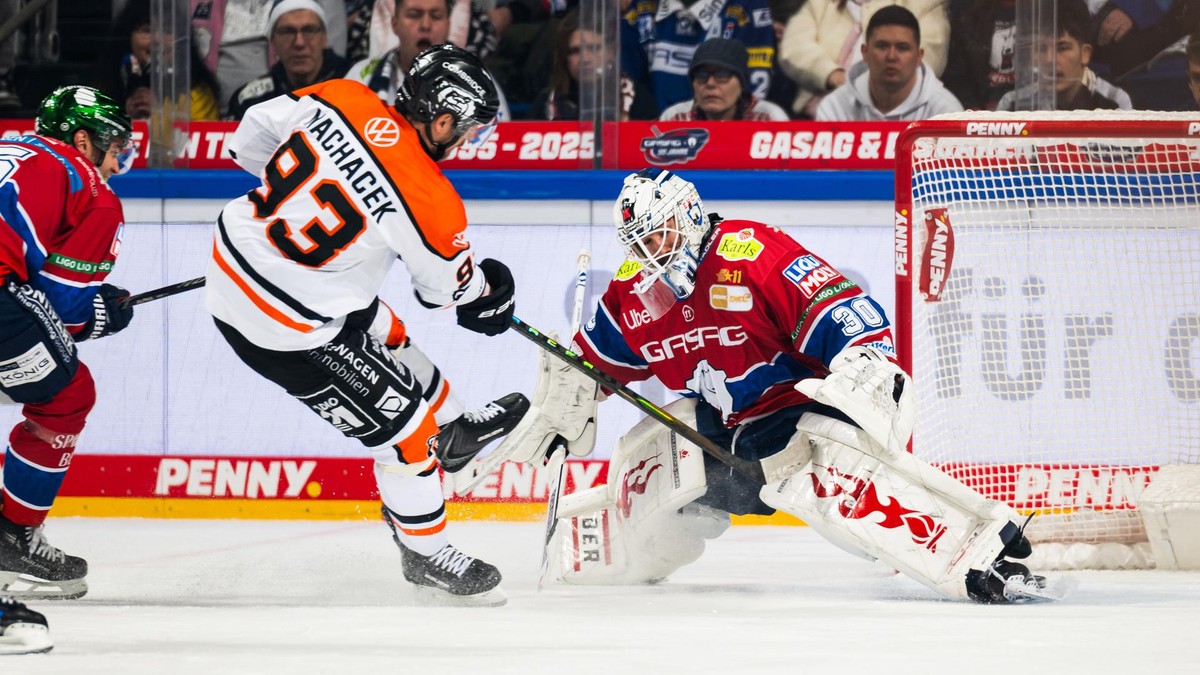 Wolfsburgs Kapitän Spencer Machacek (Nummer 93) hat in jedem der acht Dezember-Spiele der Grizzlys gepunktet. In Berlin sorgte er für das Tor zum 1:1-Ausgleich.