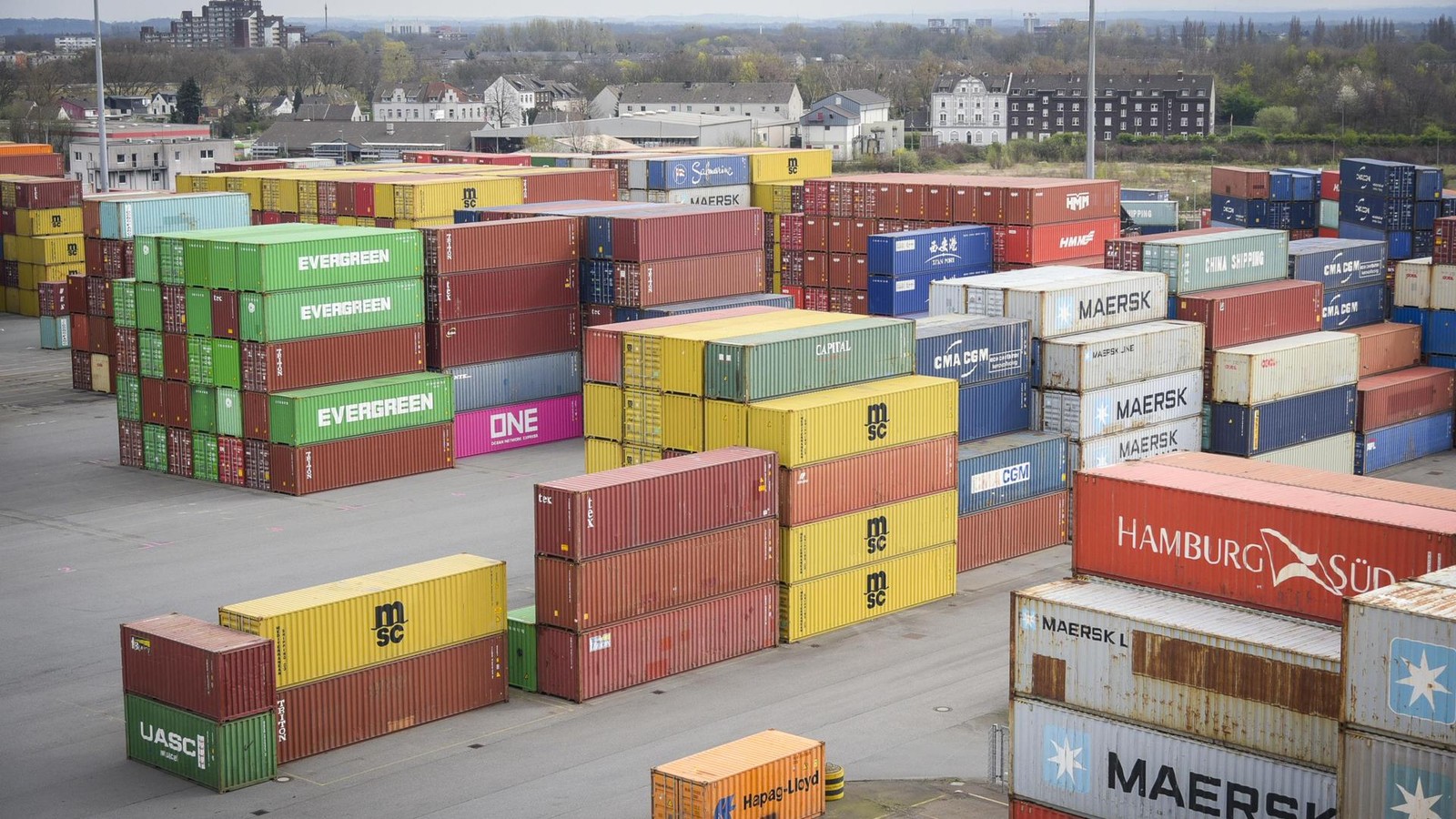 Ätzende und giftige Flüssigkeit tritt aus Container