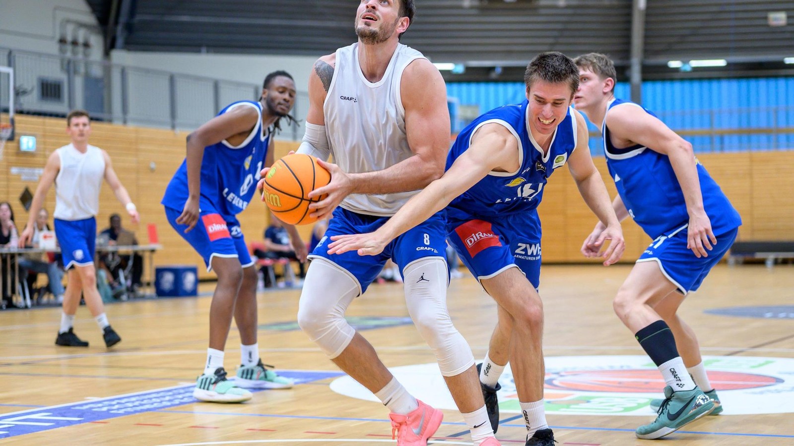 Center verletzt raus – „waren 40 Minuten nicht im Spiel“