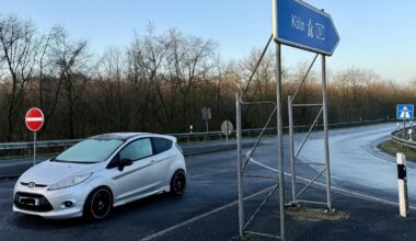 Warum er seit Wochen an der A57 bei Goch steht