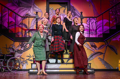 Acht Frauen und ein Todesfall: Krimikomödie am Alten Schauspielhaus Stuttgart - Kultur regional - Reutlinger General-Anzeiger