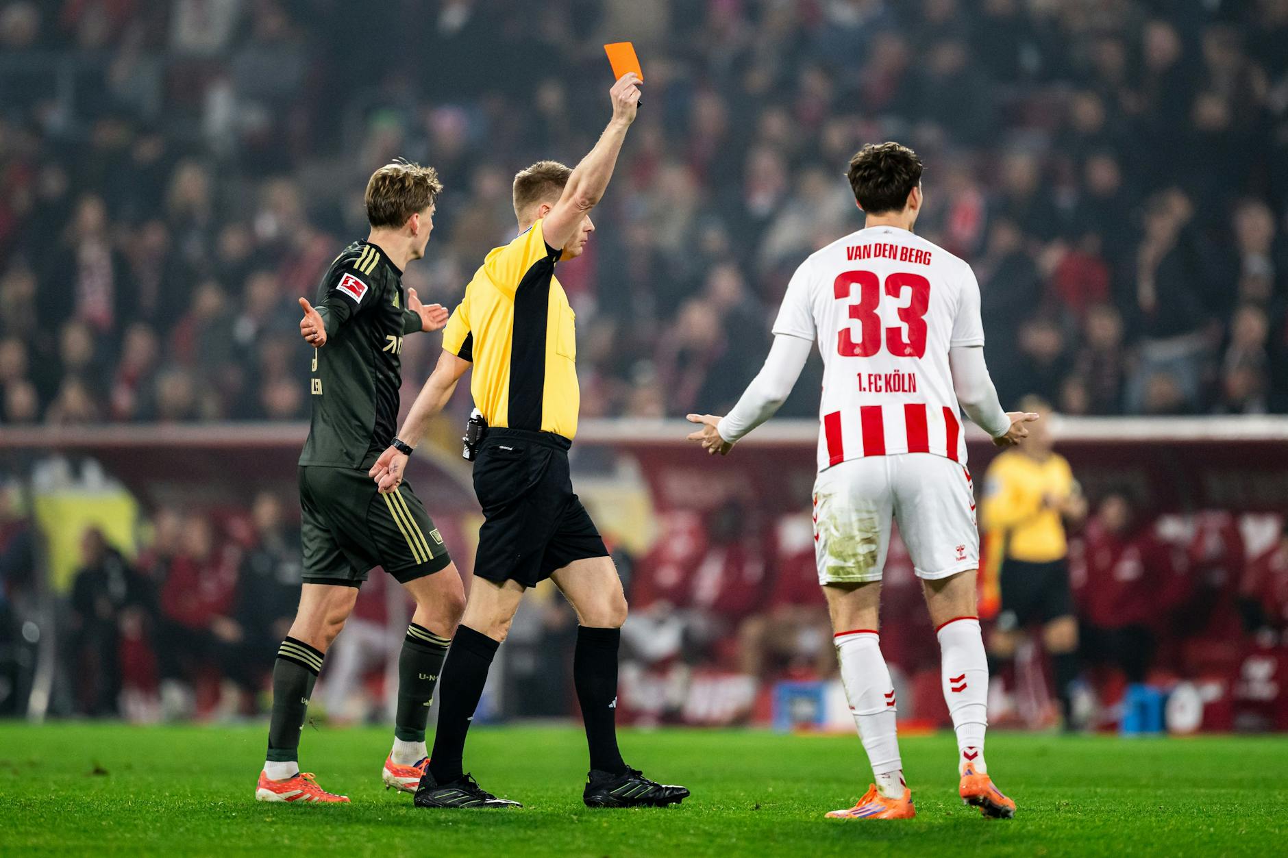 Die erste von zwei spielentscheidenden Szenen: Schiedsrichter Christian Dingert zeigt Rav van den Berg (r.) vom 1. FC Köln die Rote Karte.