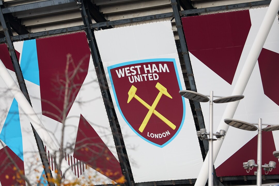 Logo von West Ham United an der Außenseite des Stadions