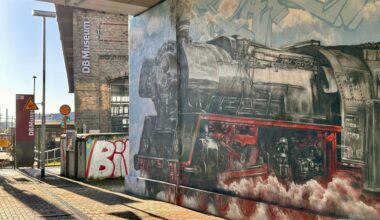 Ein Blick auf alte Dampfloks am und im DB Museum in Halle gibt es derzeit nur durch die Gestaltung der Pfeiler der Bahnbrücke.