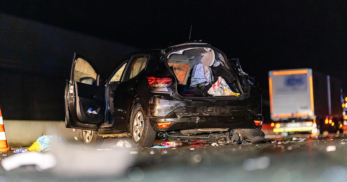 A6 bei Nürnberg: Auto kracht in Lkw