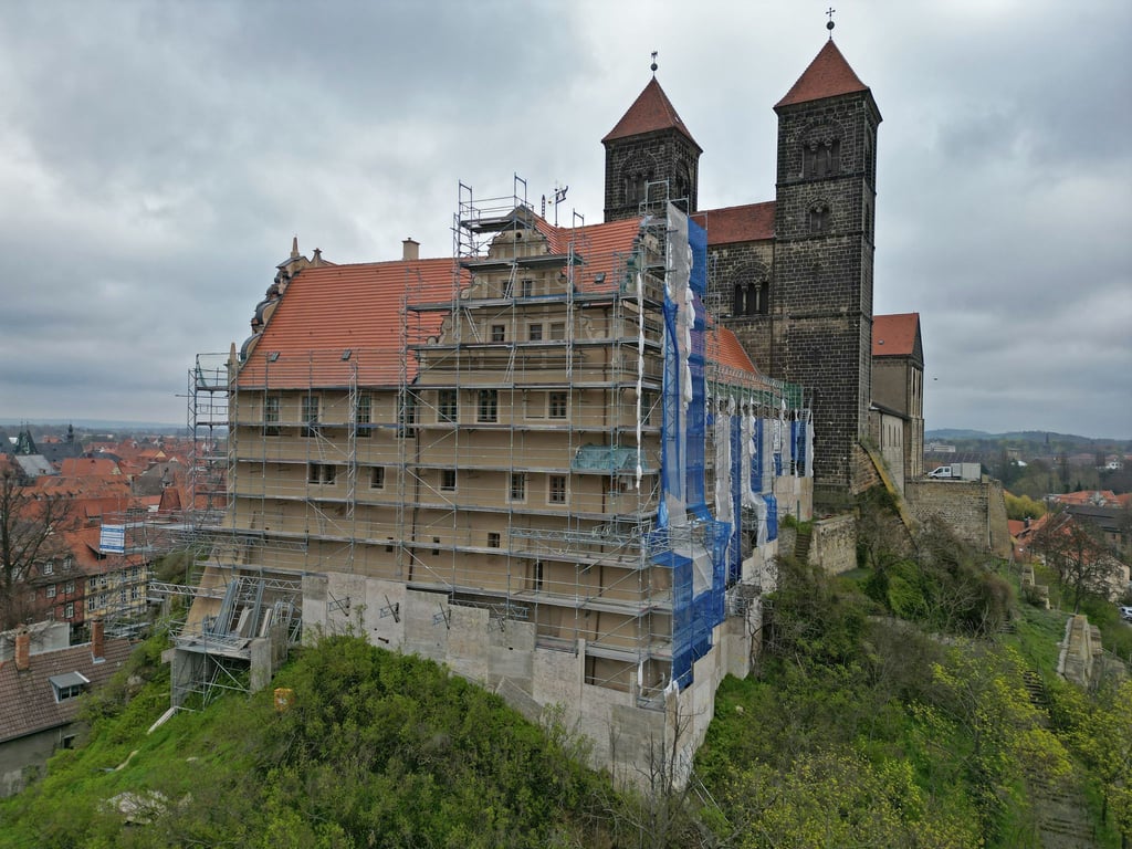 Der Stiftsberg Quedlinburg erstrahlt nach jahrelangen Sanierungsarbeiten in neuem Glanz. (Archivbild)