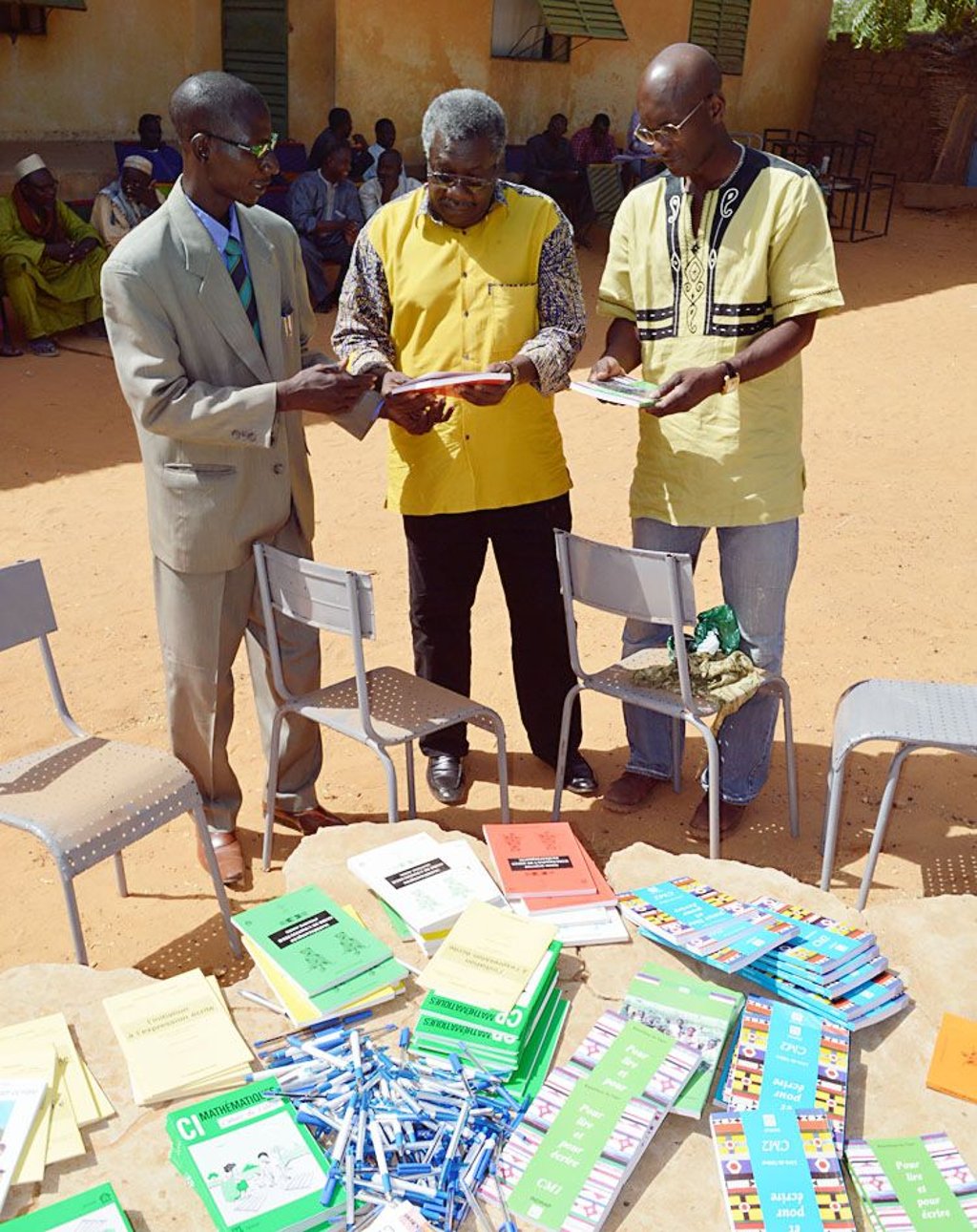 Seidou Karidio (r.), Vorsitzender der „Afrika Kooperative Münster“, hat Schulbücher und Stifte für die Schulkinder in Gothèye besorgt.