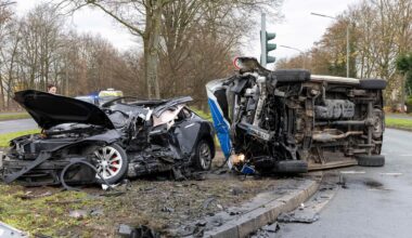 Gelsenkirchen: Polizei-Transporter kracht in Pkw – Autofahrer (52) tot | Regional