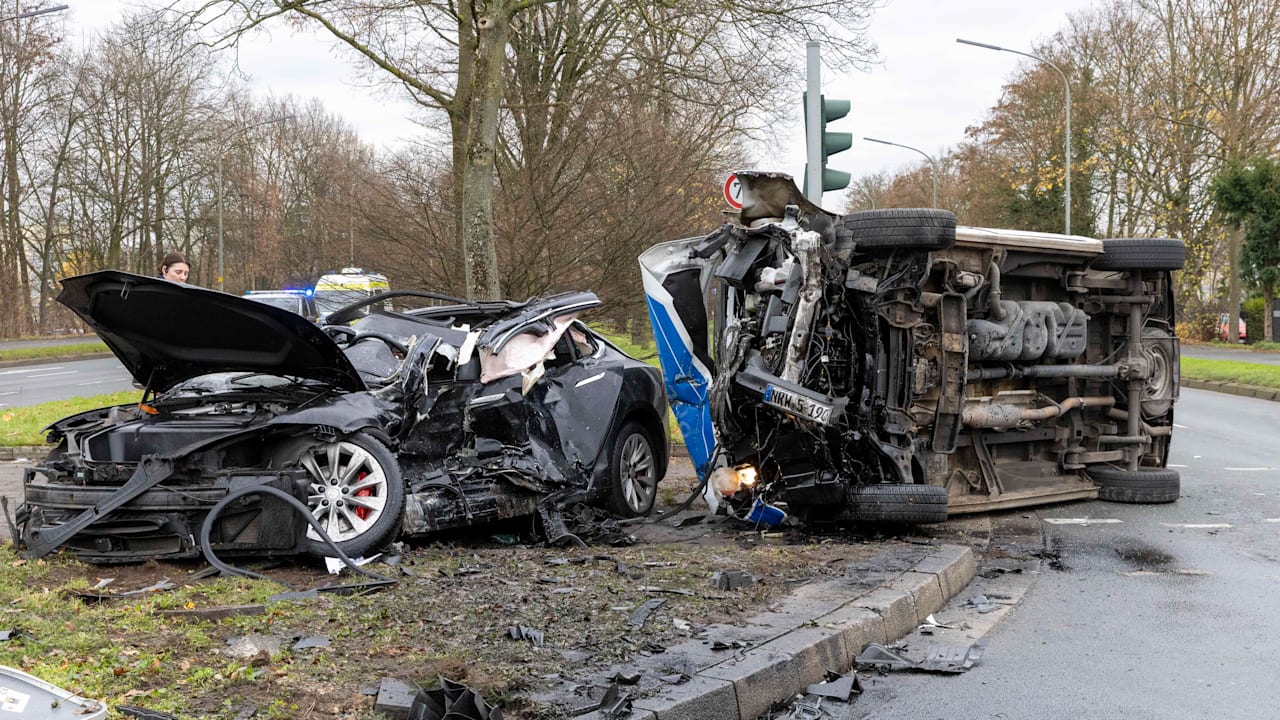 Gelsenkirchen: Polizei-Transporter kracht in Pkw – Autofahrer (52) tot | Regional