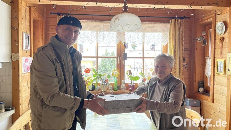 Manfred Nier von der AWO bringt Marianne Fritz Essen. Am liebsten mag sie die Hackfleischküchel mit Kartoffelbrei. Bild: Paulina Schmidt