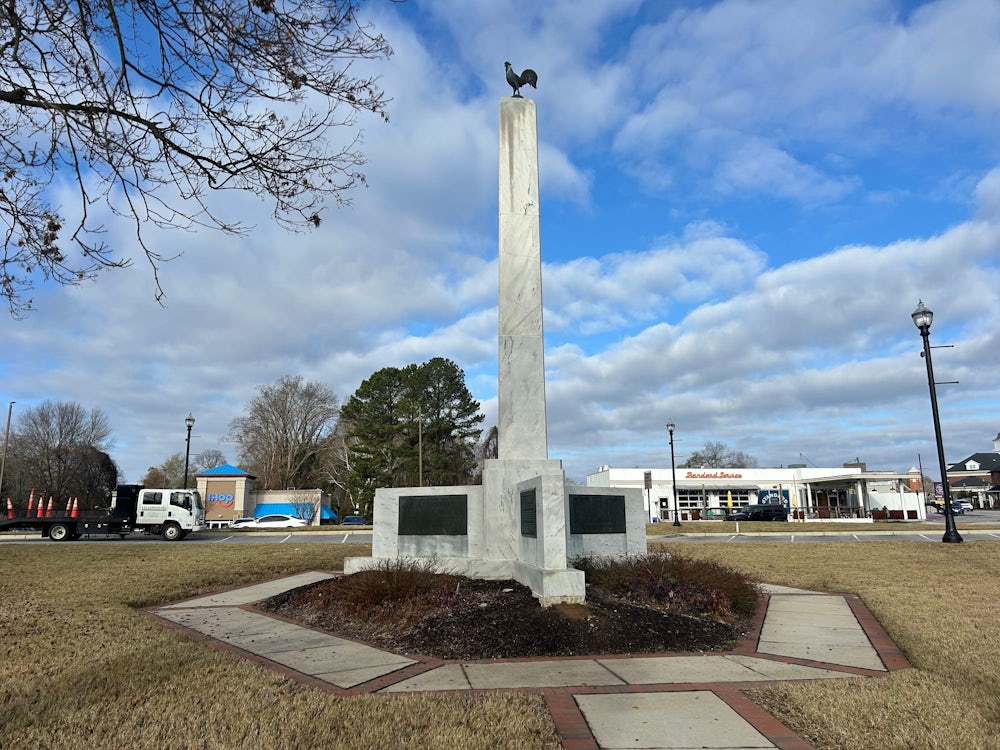 Unmittelbar neben der Bar hat die Stadt ein Hühnerdenkmal errichtet, einmal im Jahr gibt es in der Stadt ein großes Chicken Festival.