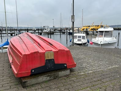 Im Winter liegen nur wenige Boote im Hafen Möltenort im Wasser. Auch wenn die Schiffseigner ihren Liegeplatz nicht nutzen, sollen sie künftig dafür Geld zahlen.