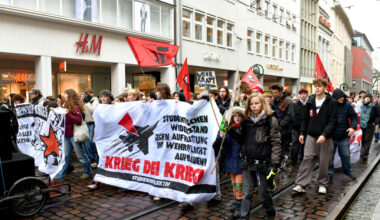 Rund 600 Menschen demonstrieren in Freiburg gegen potentielle Wiedereinführung der Wehrpflicht - Freiburg
