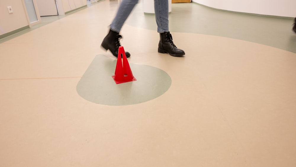 Testparcours: Auf den Boden des langen Gangs ist eine 25 Meter lange Laufstrecke aufgemalt. Hier wird getestet, wie viele Meter die kleinen Patienten in sechs Minuten laufen können.