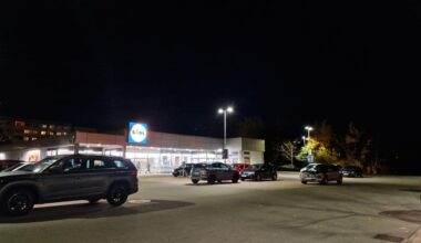 Nachts sind die meisten Supermarktparkplätze leer. Könnten sie dann zum Anwohnerparkplatz werden?